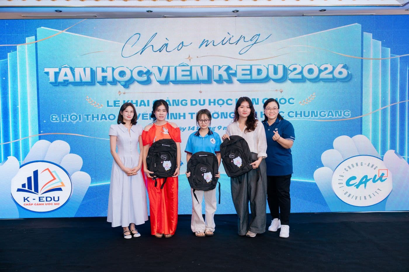 Học viên nhận quà trong phần bốc thăm may mắn.