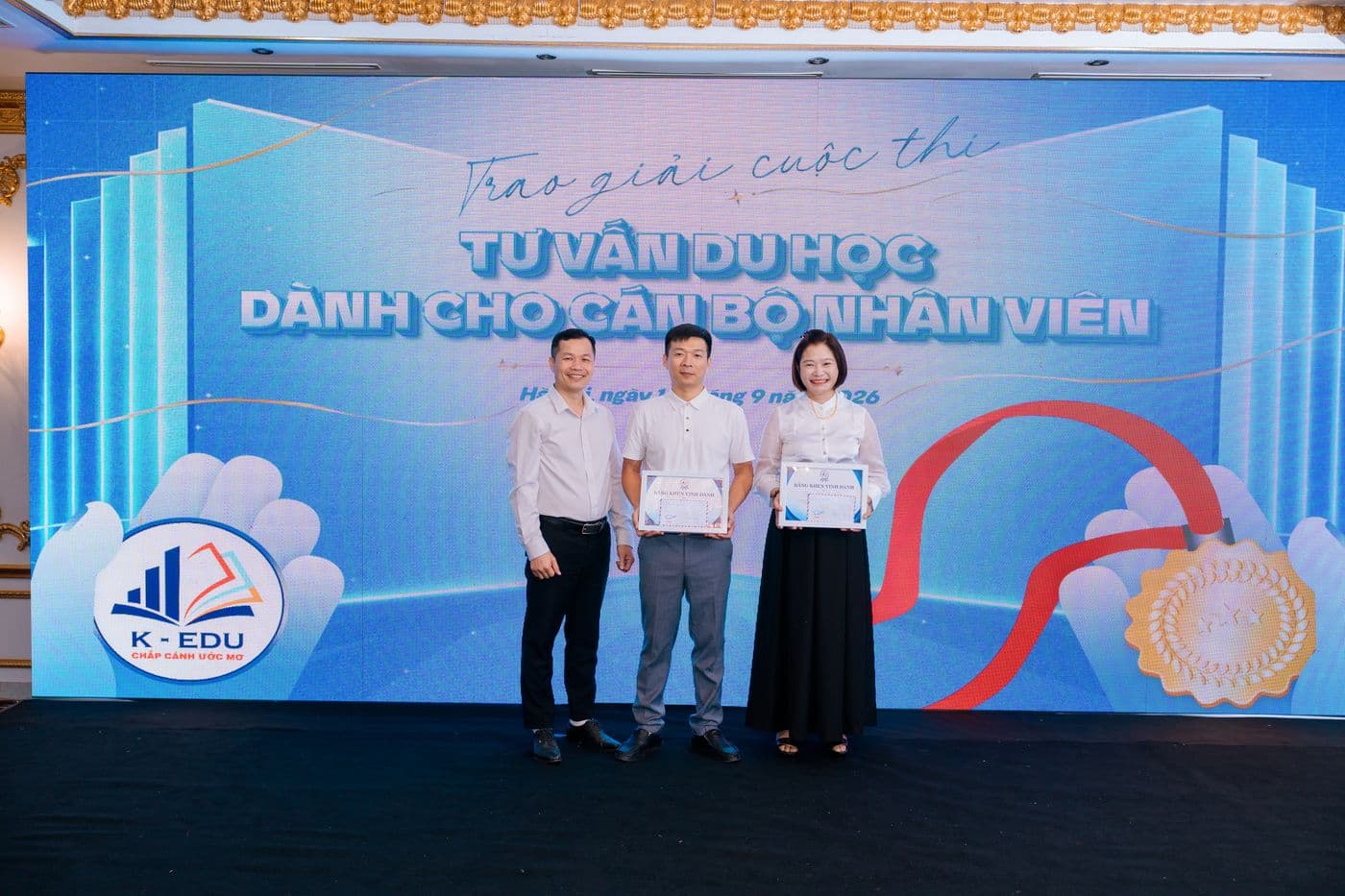 Trao giải cuộc thi tư vấn du học dành cho cán bộ nhân viên.