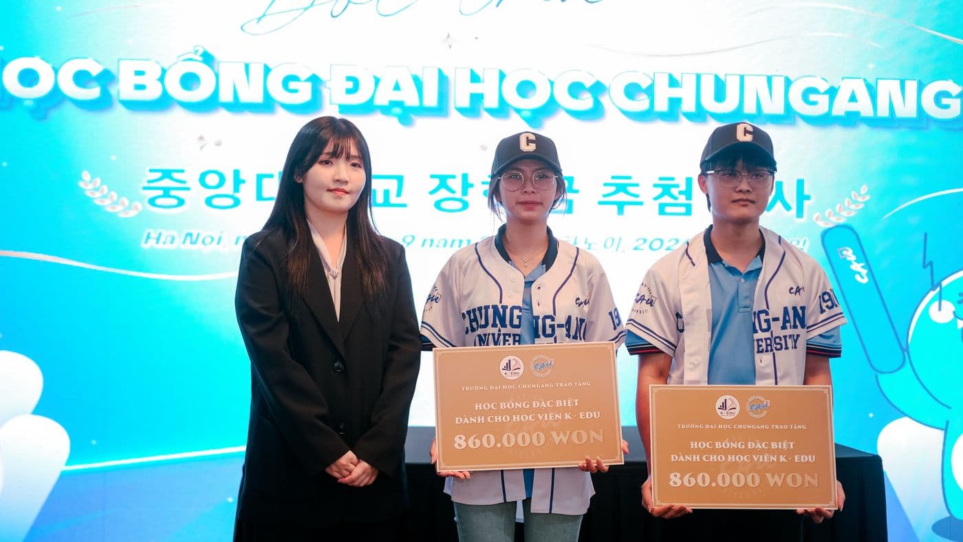 Bảng học bổng ghi rõ: “Trường Đại học Chung-Ang trao tặng — Học bổng đặc biệt dành cho học viên K-EDU — 860.000 WON”.