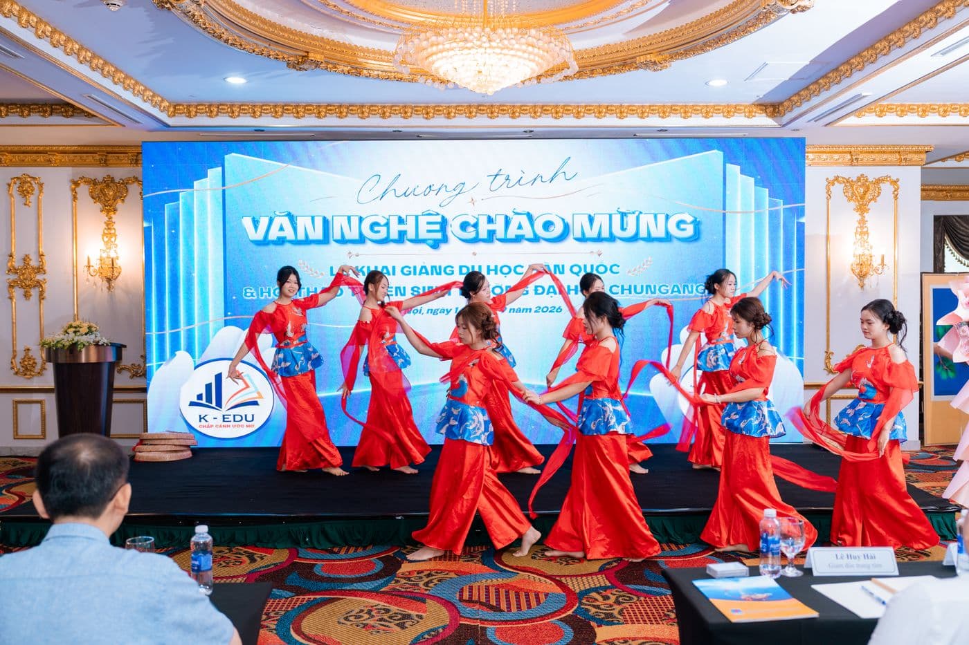 Tiết mục văn nghệ chào mừng tân học viên.