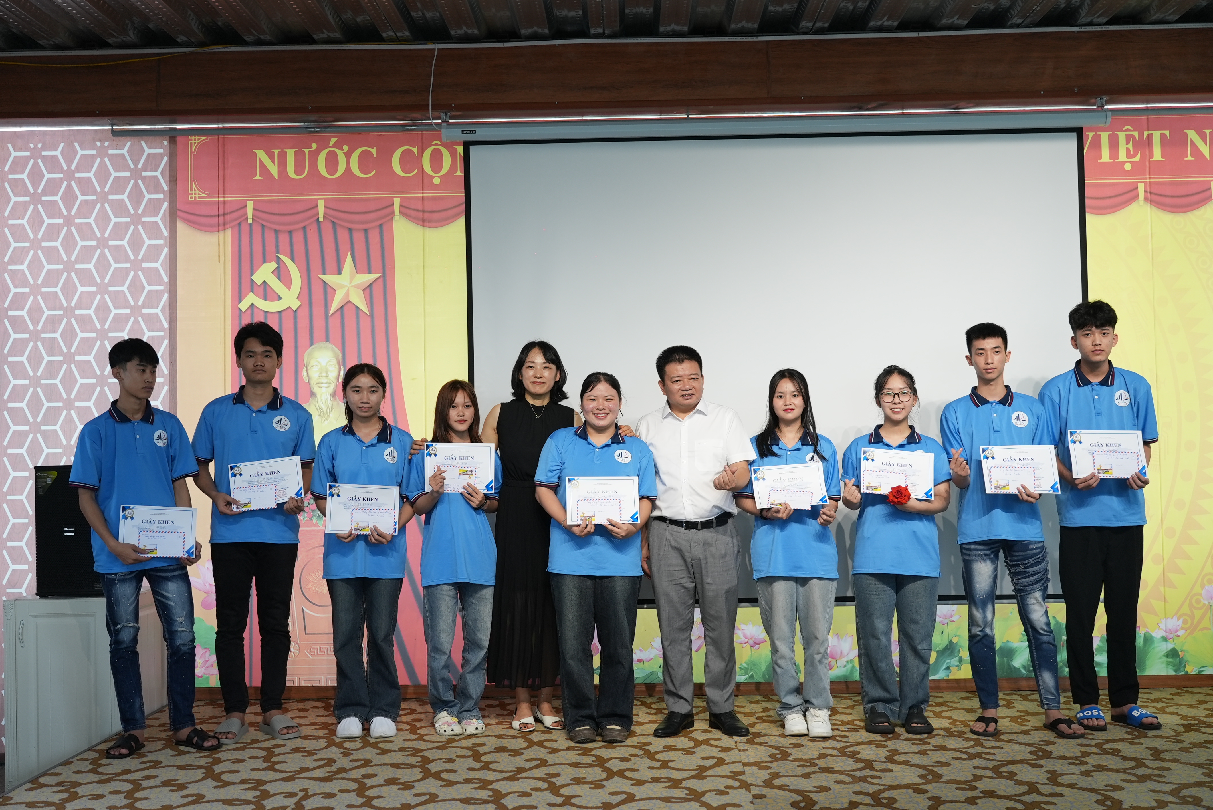 Lễ trao học bổng và vinh danh học viên trên sân khấu