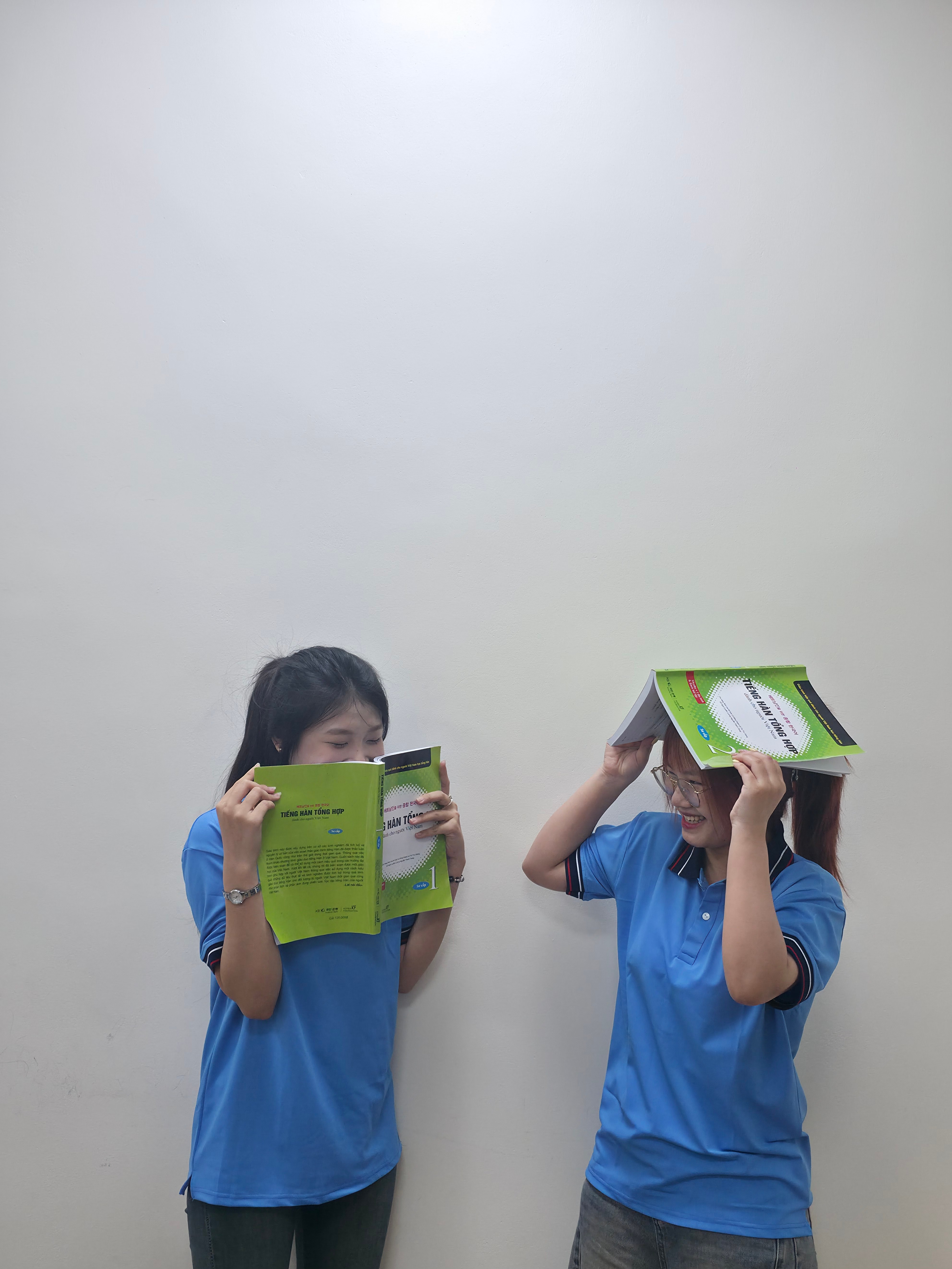 Giờ giải lao vui vẻ — sách tiếng Hàn cũng thành đạo cụ