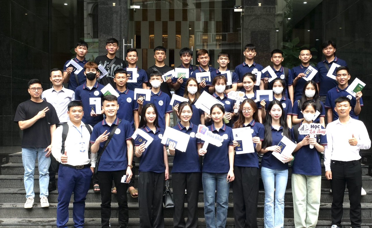 Học viên rạng rỡ với giấy chứng nhận trên tay