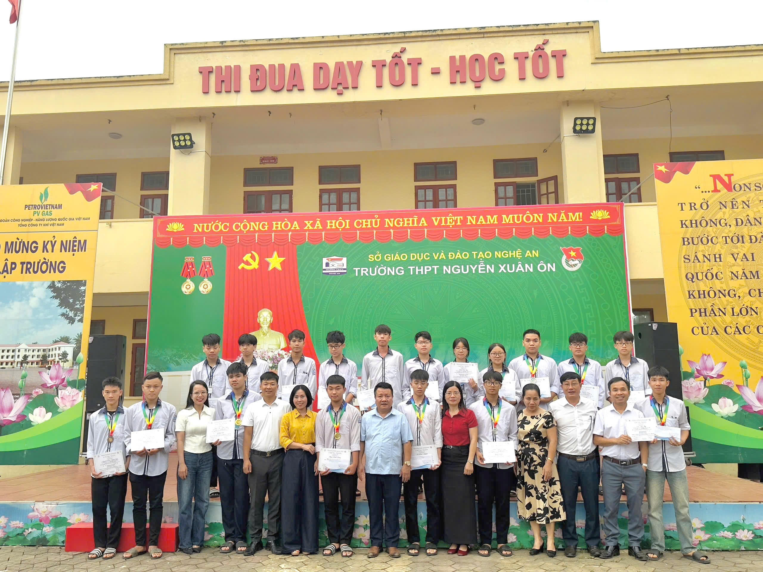 Các em nhận giấy khen và học bổng đào tạo