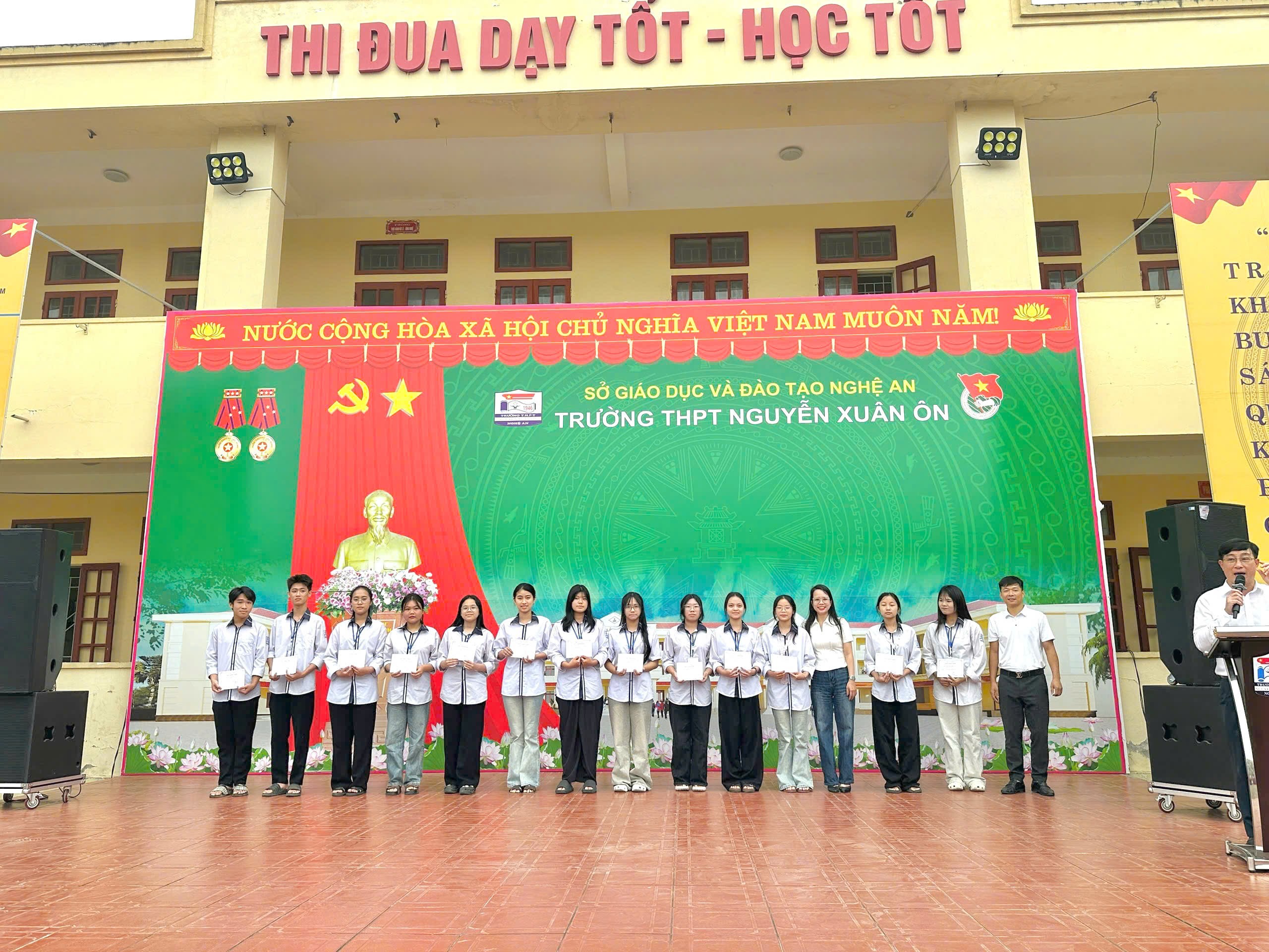 Vinh danh tập thể học viên đạt thành tích cao
