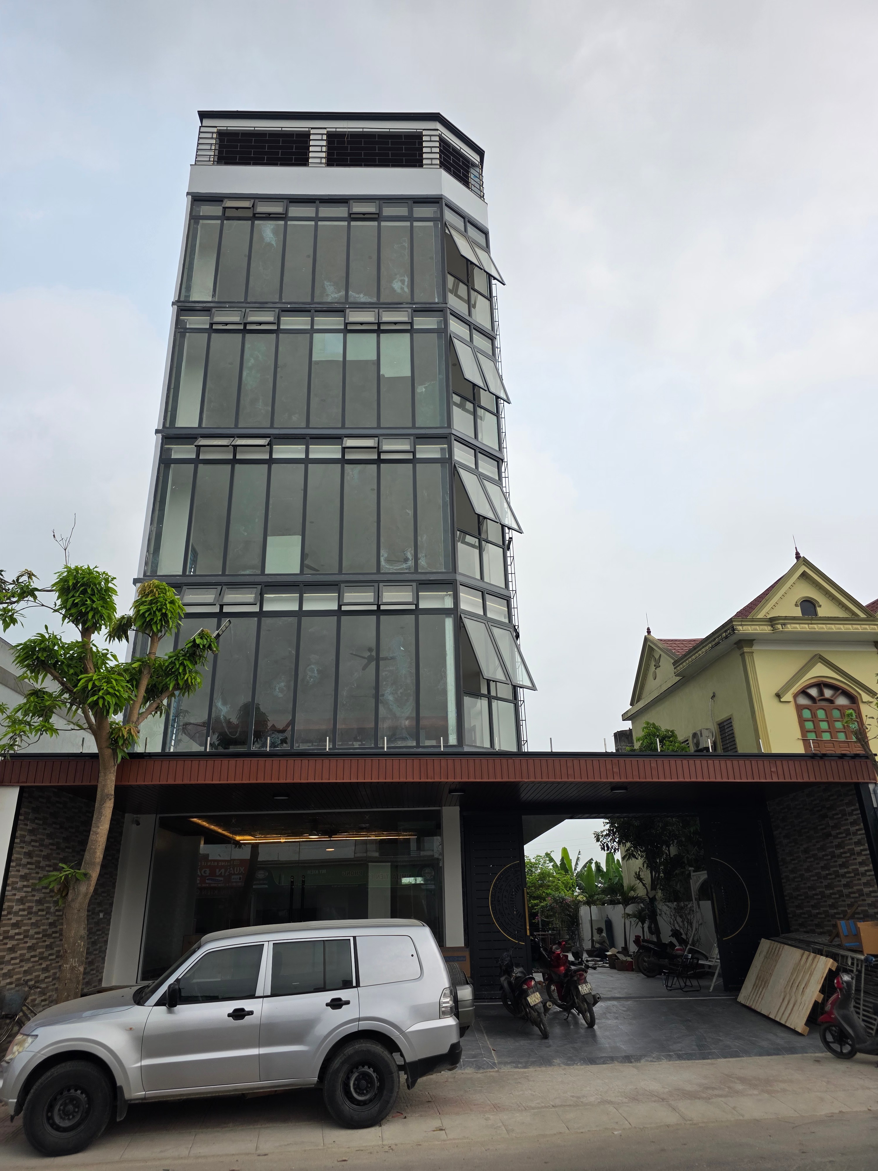 Tòa nhà kính cao tầng — Trung tâm Luyện thi TOPIK