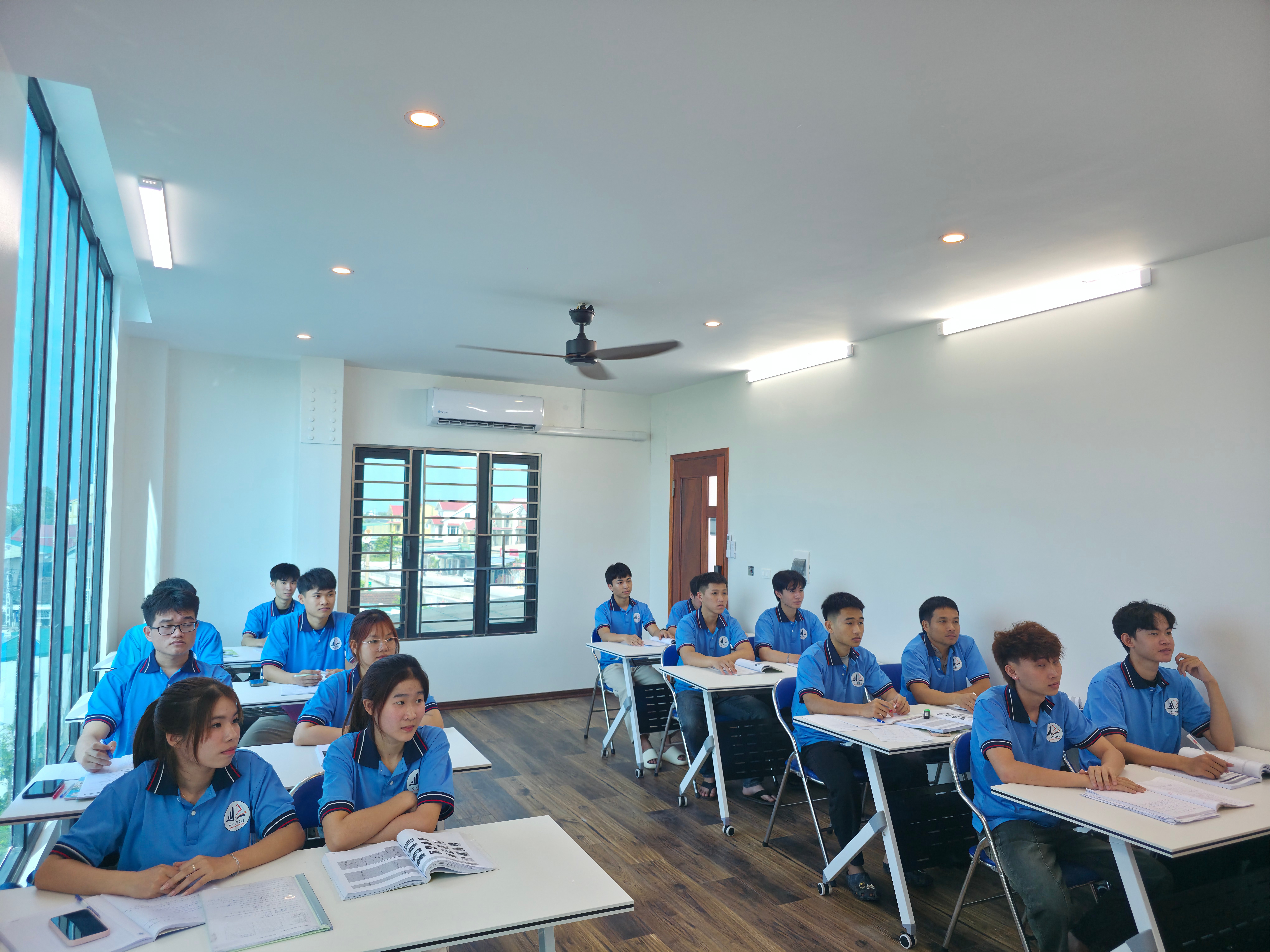 Lớp tiếng Hàn sôi nổi — các em hăng say phát biểu