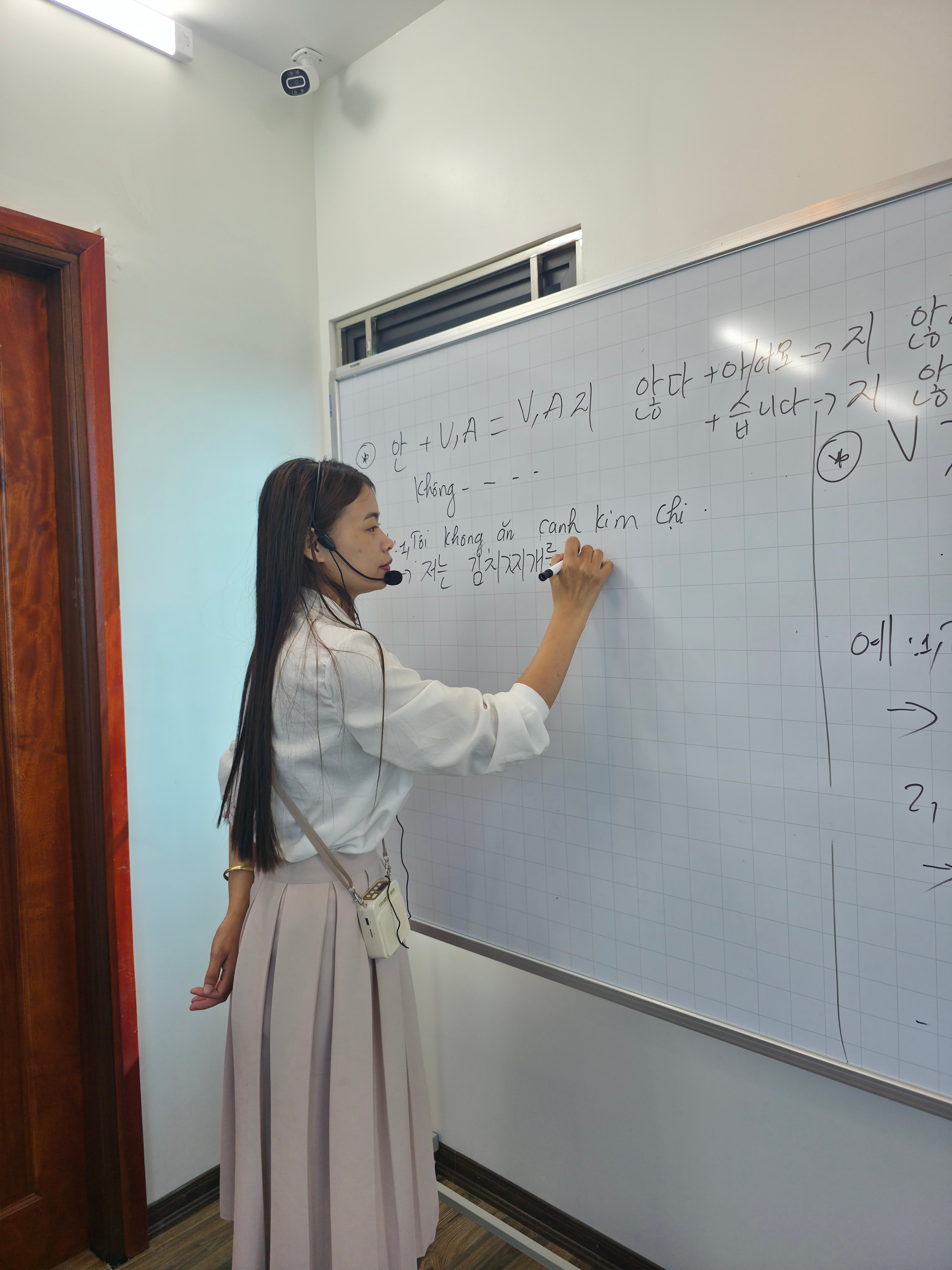 Giáo viên K-EDU giảng bài trên lớp