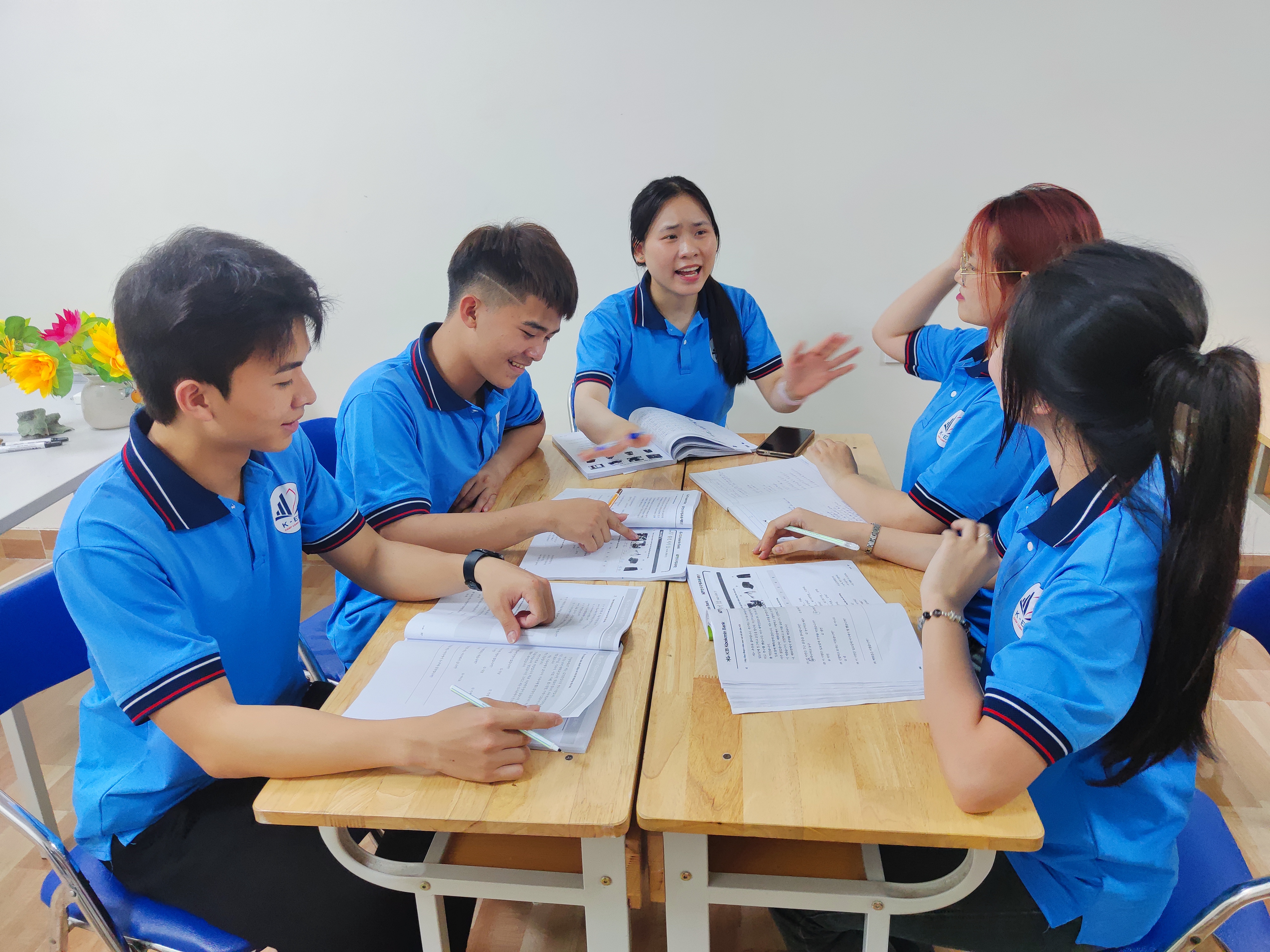 Các em ôn luyện theo nhóm trên lớp