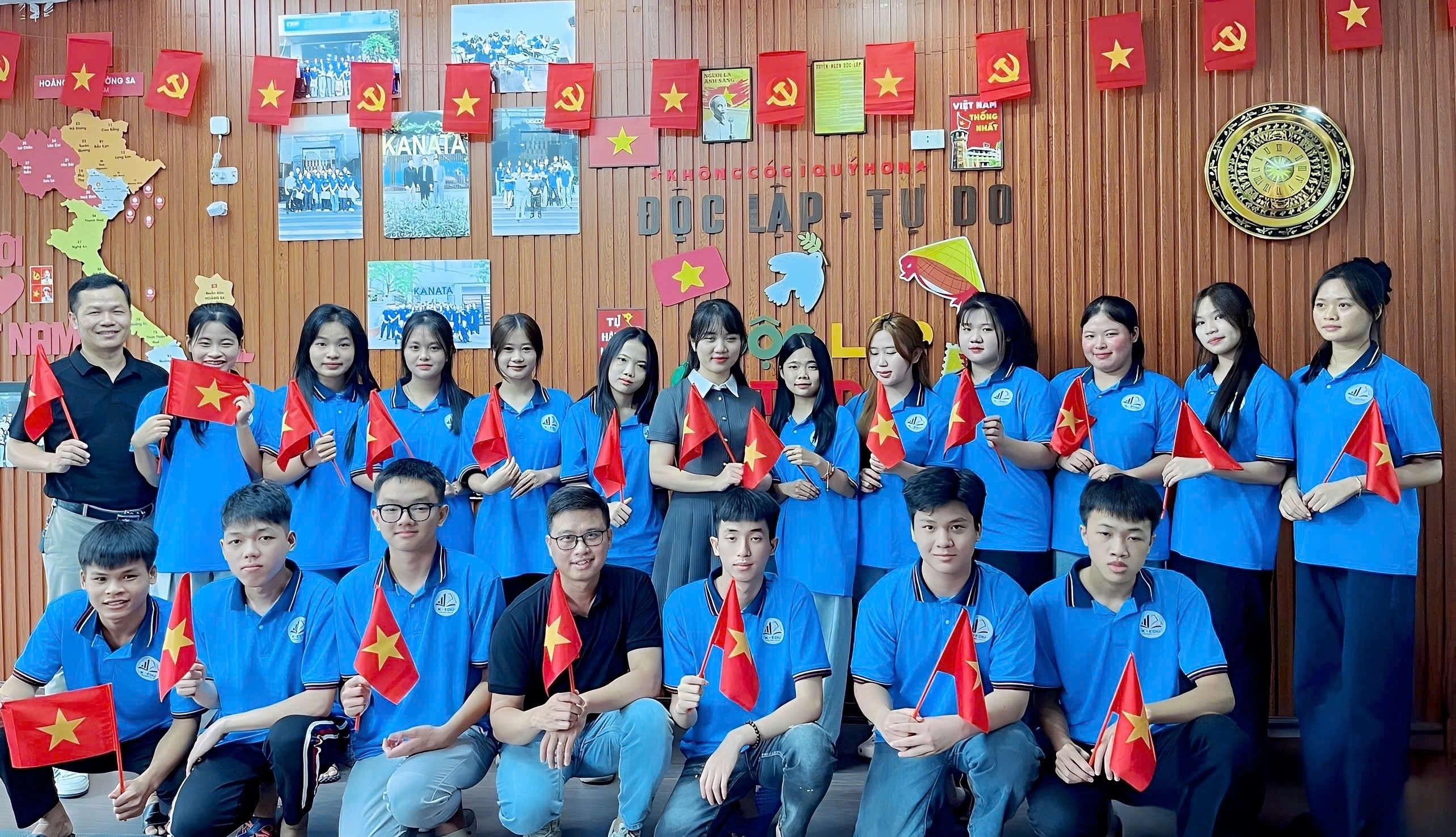Tập thể K-EDU rạng rỡ trong ngày sự kiện