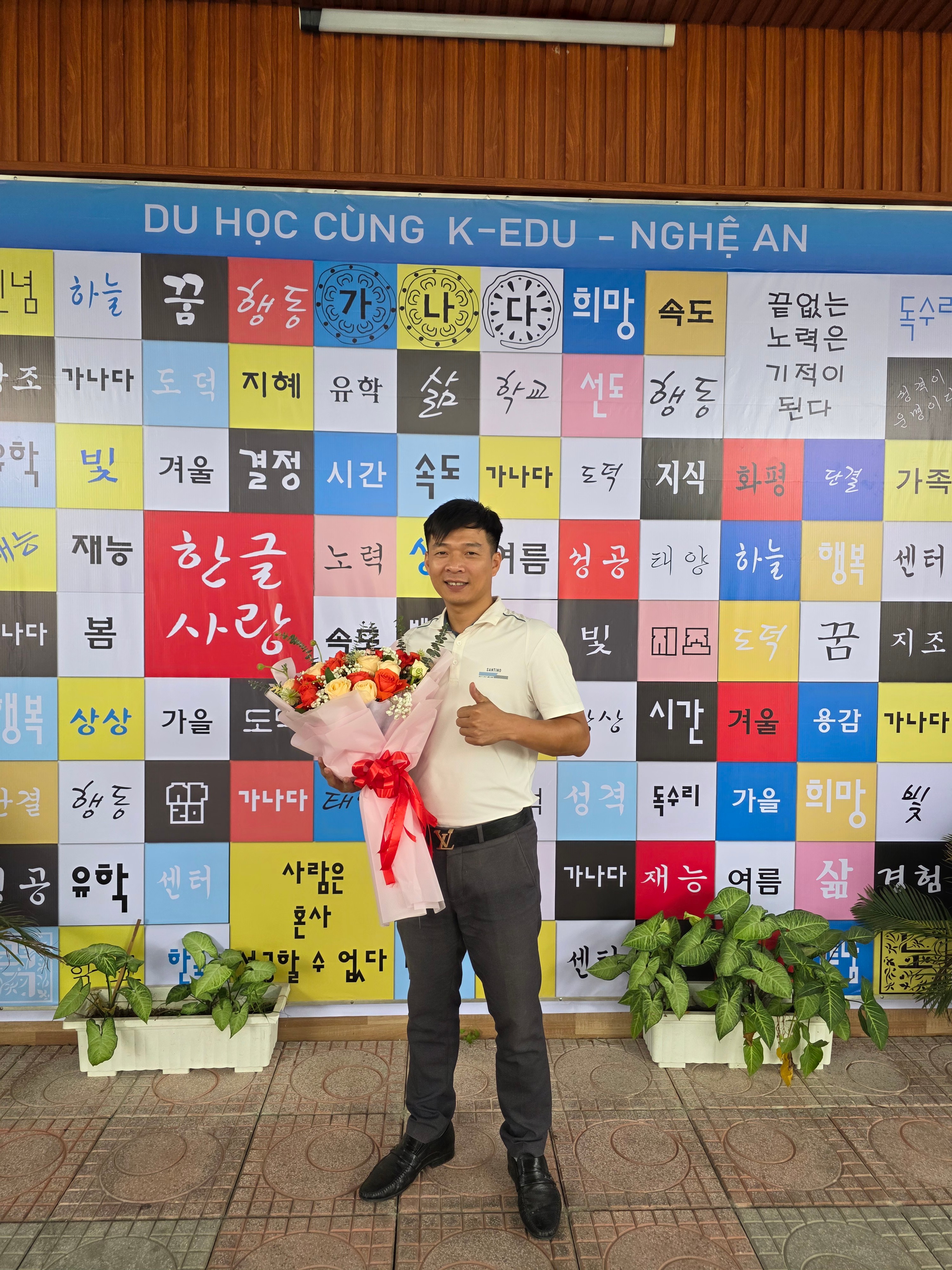 Vinh danh trước phông nền 'Du học cùng K-EDU - Nghệ An'