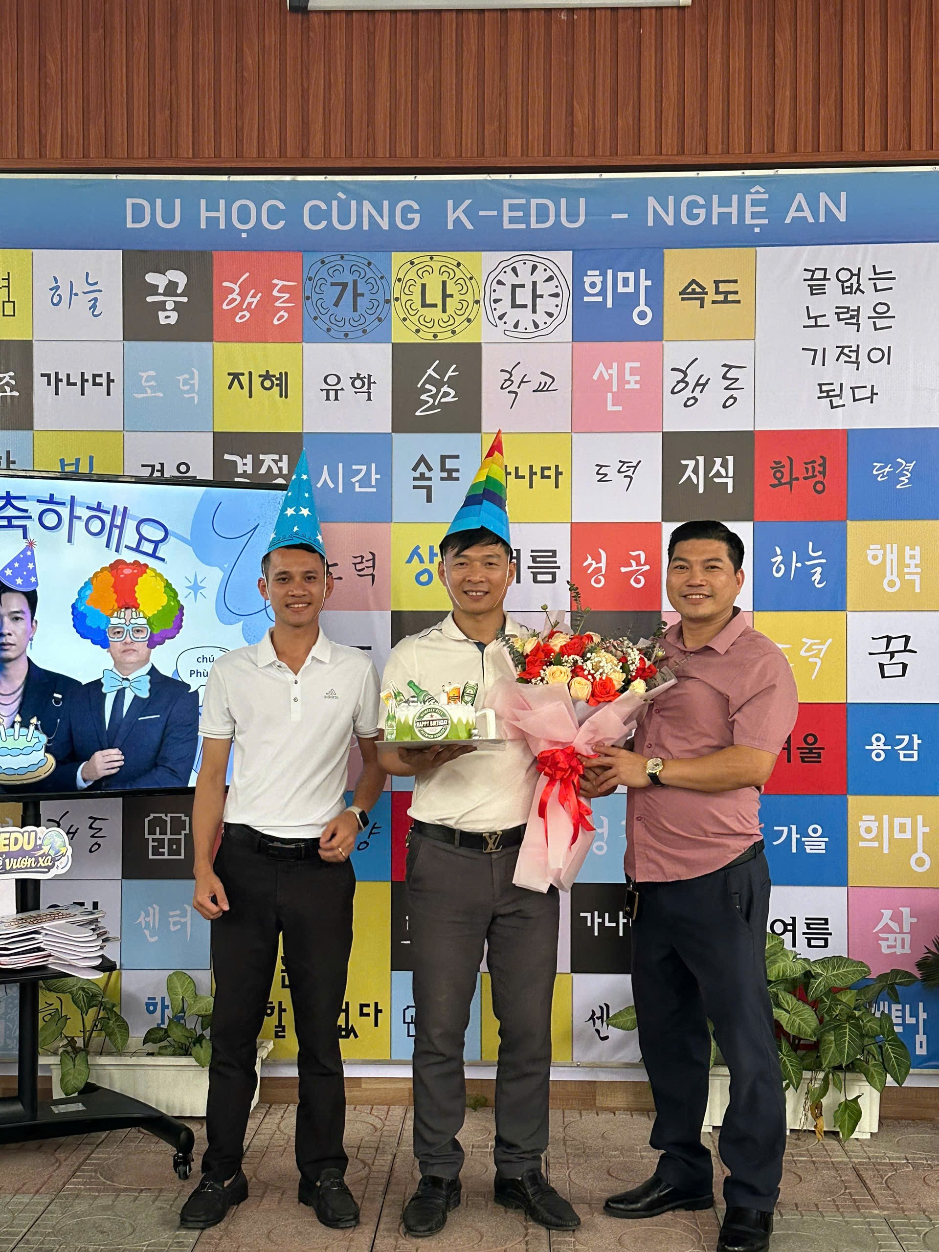 Vinh danh và tặng hoa các học viên tiêu biểu