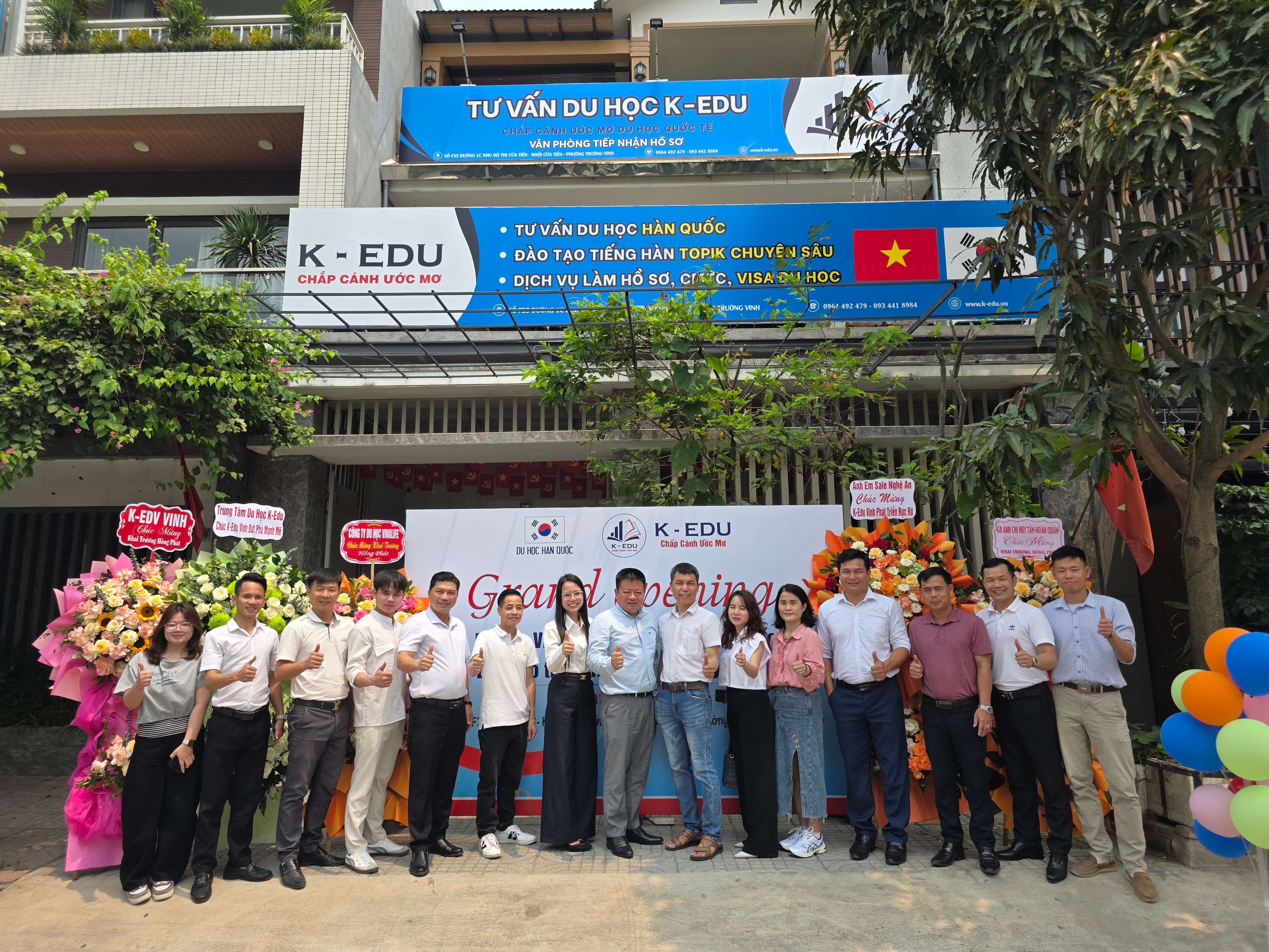Đón đoàn trường Hàn Quốc — cờ Việt - Hàn trang trọng