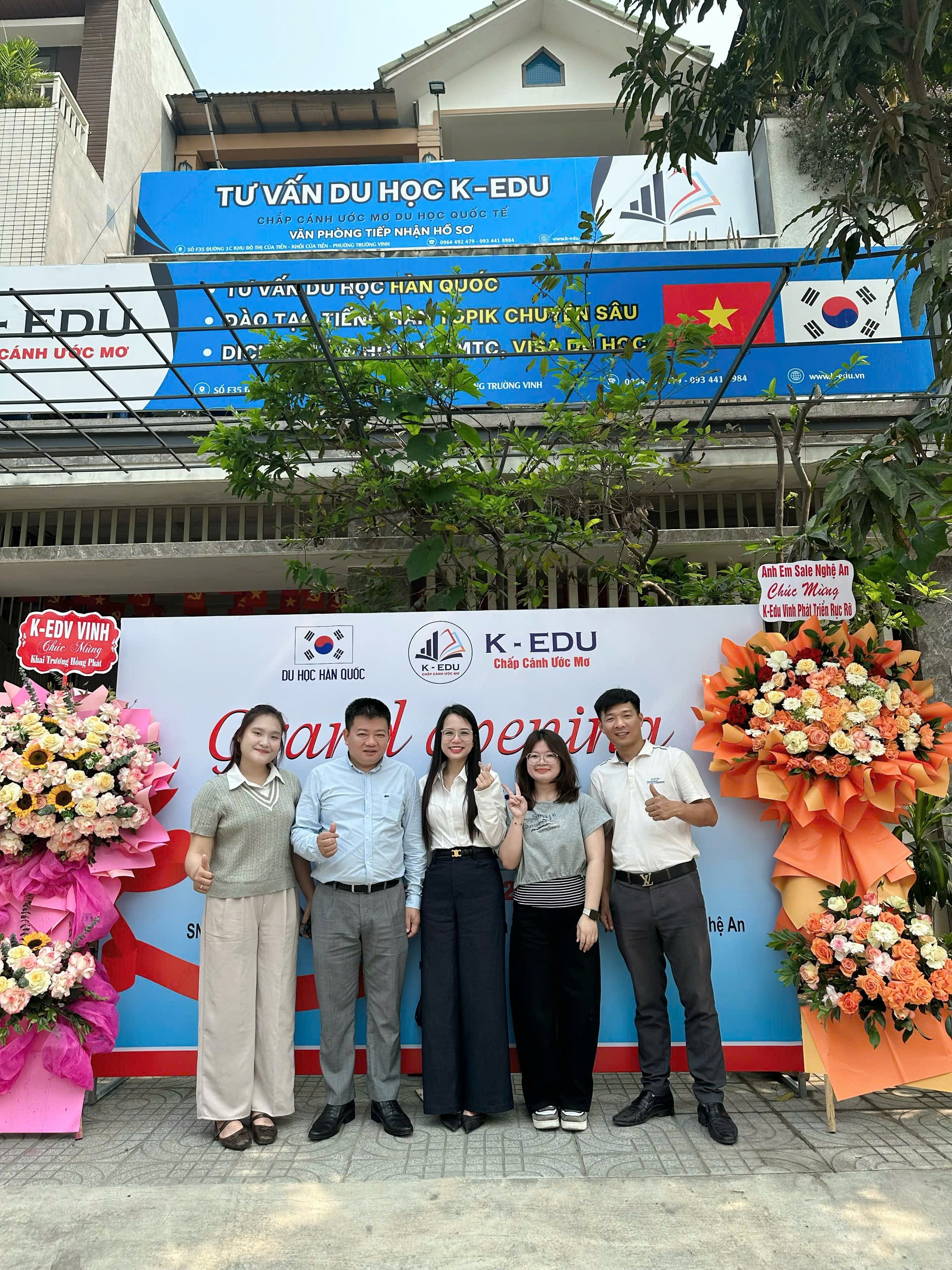 Tặng hoa chào mừng đoàn đại diện trường Hàn Quốc