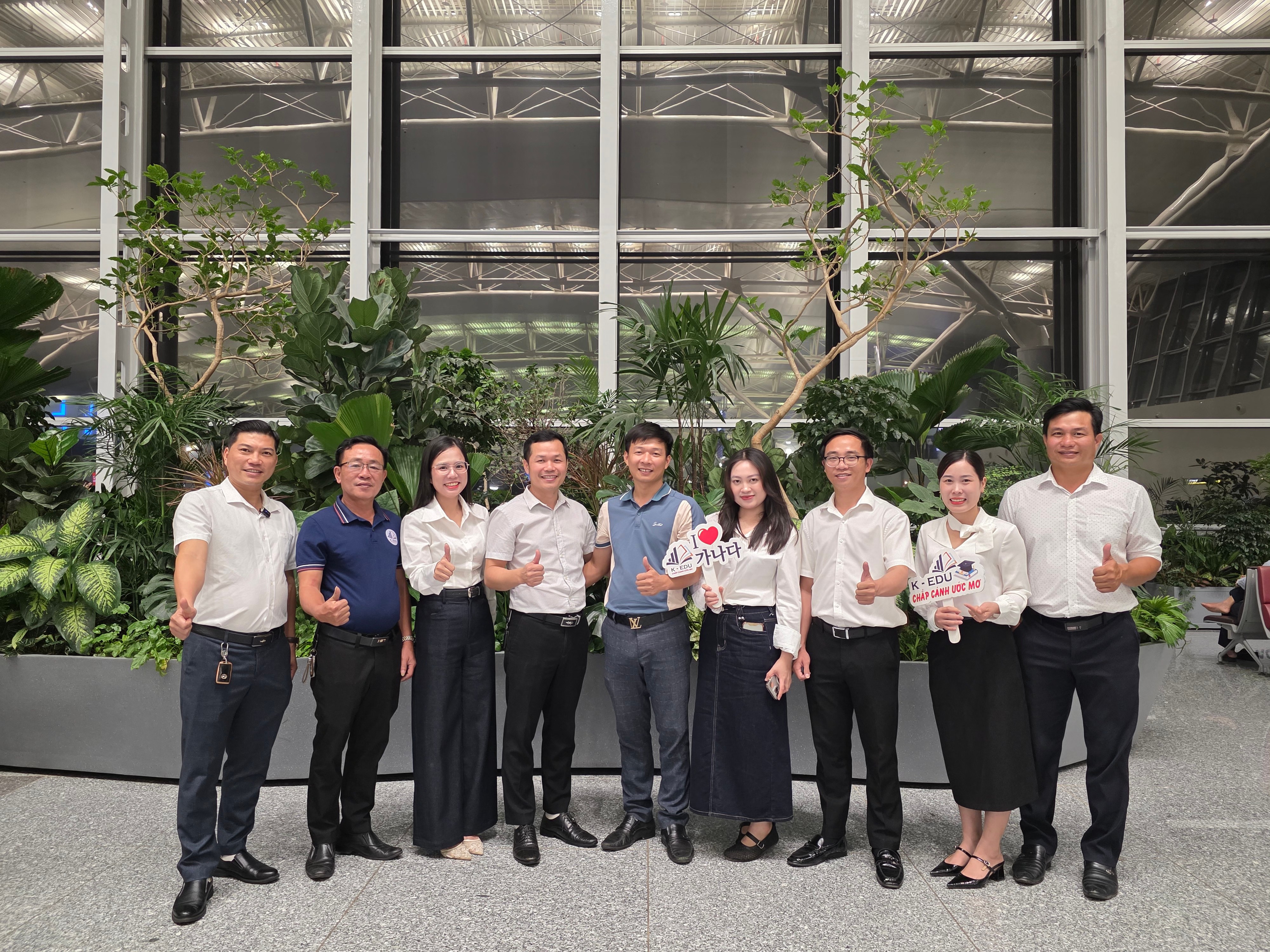 Đoàn học sinh chụp ảnh lưu niệm trước giờ bay
