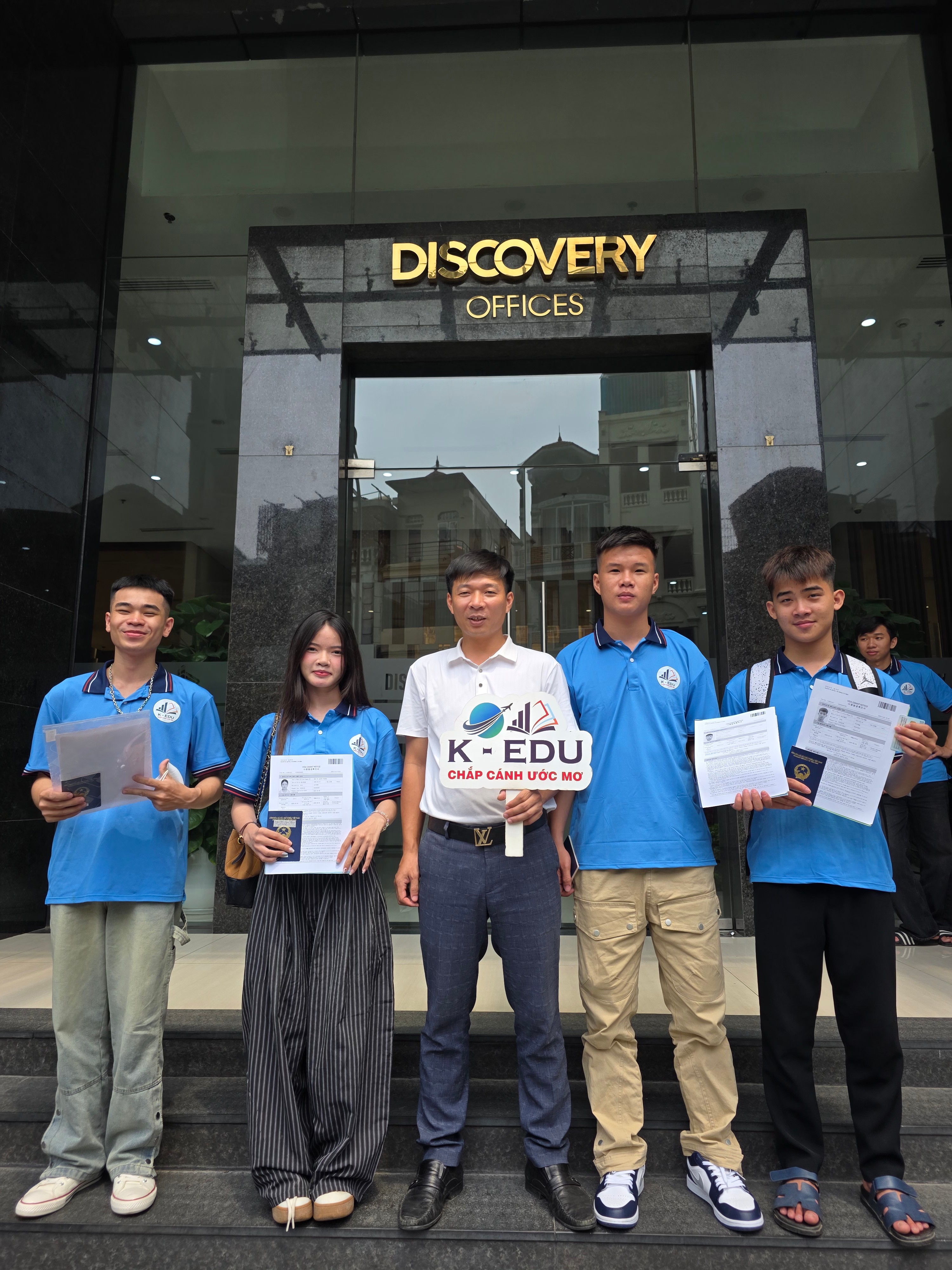 Trao giấy báo trúng tuyển cho học viên