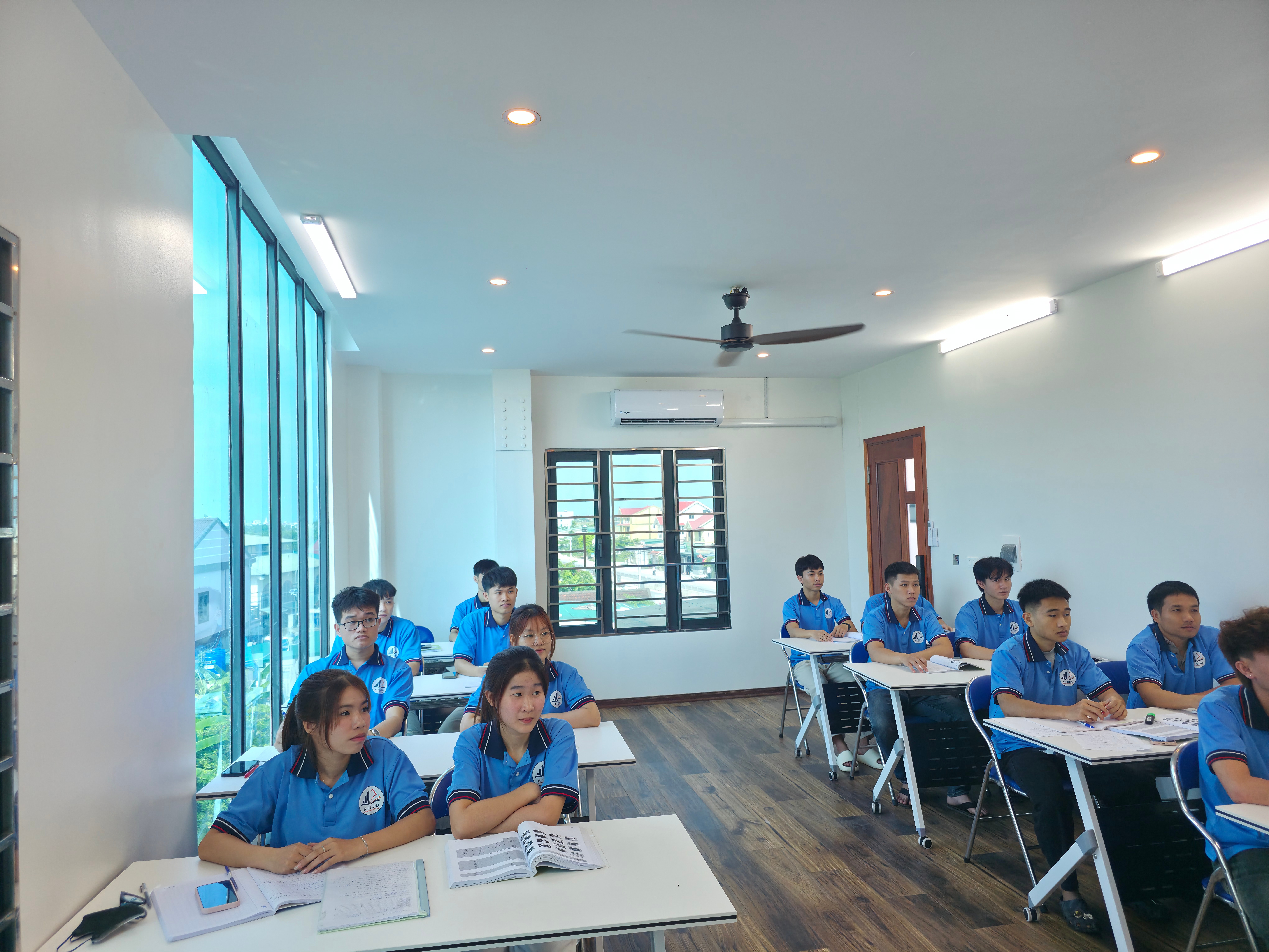 Học viên tập trung trong giờ luyện TOPIK