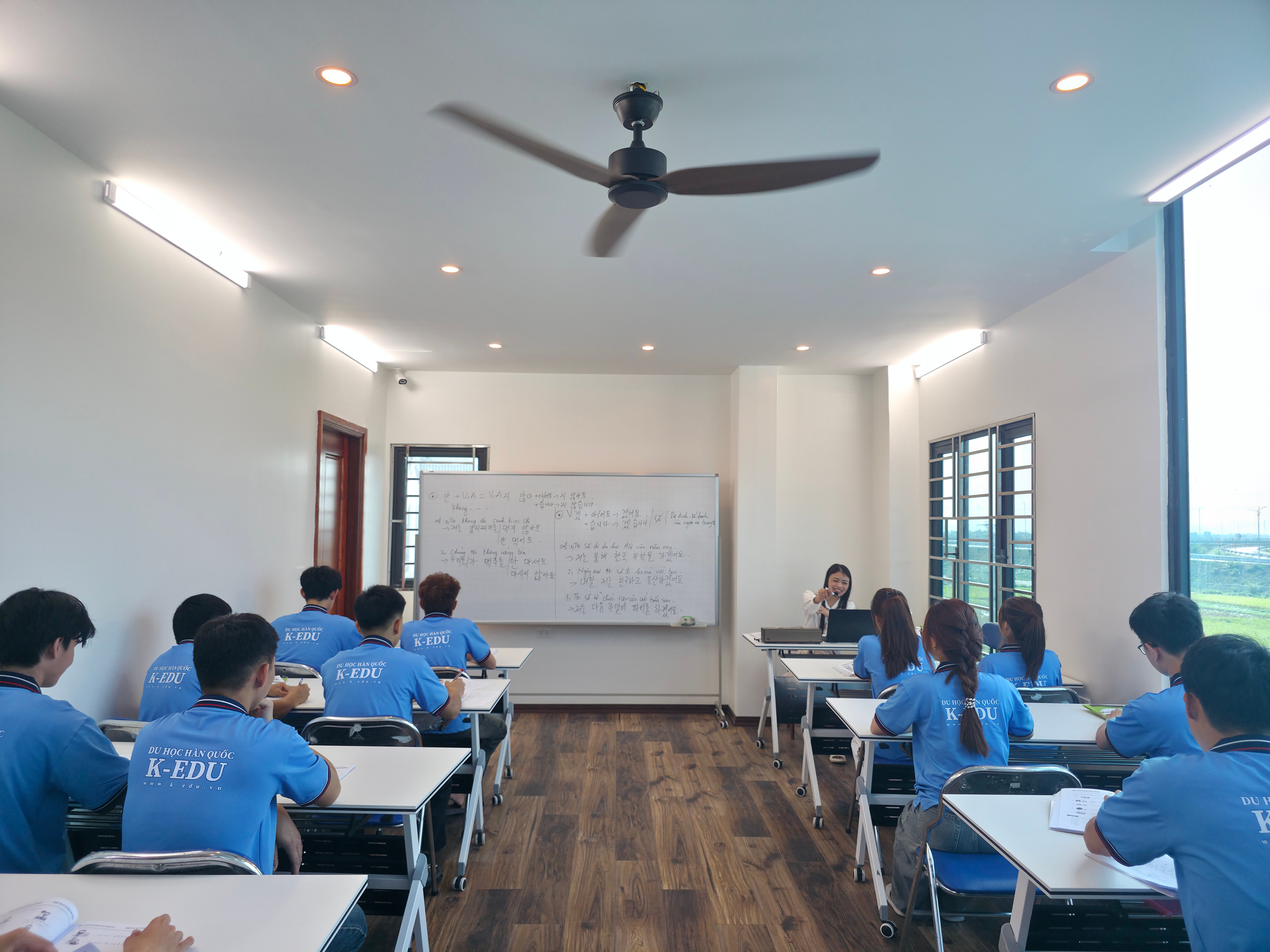 Phòng học rộng rãi, đầy đủ tiện nghi
