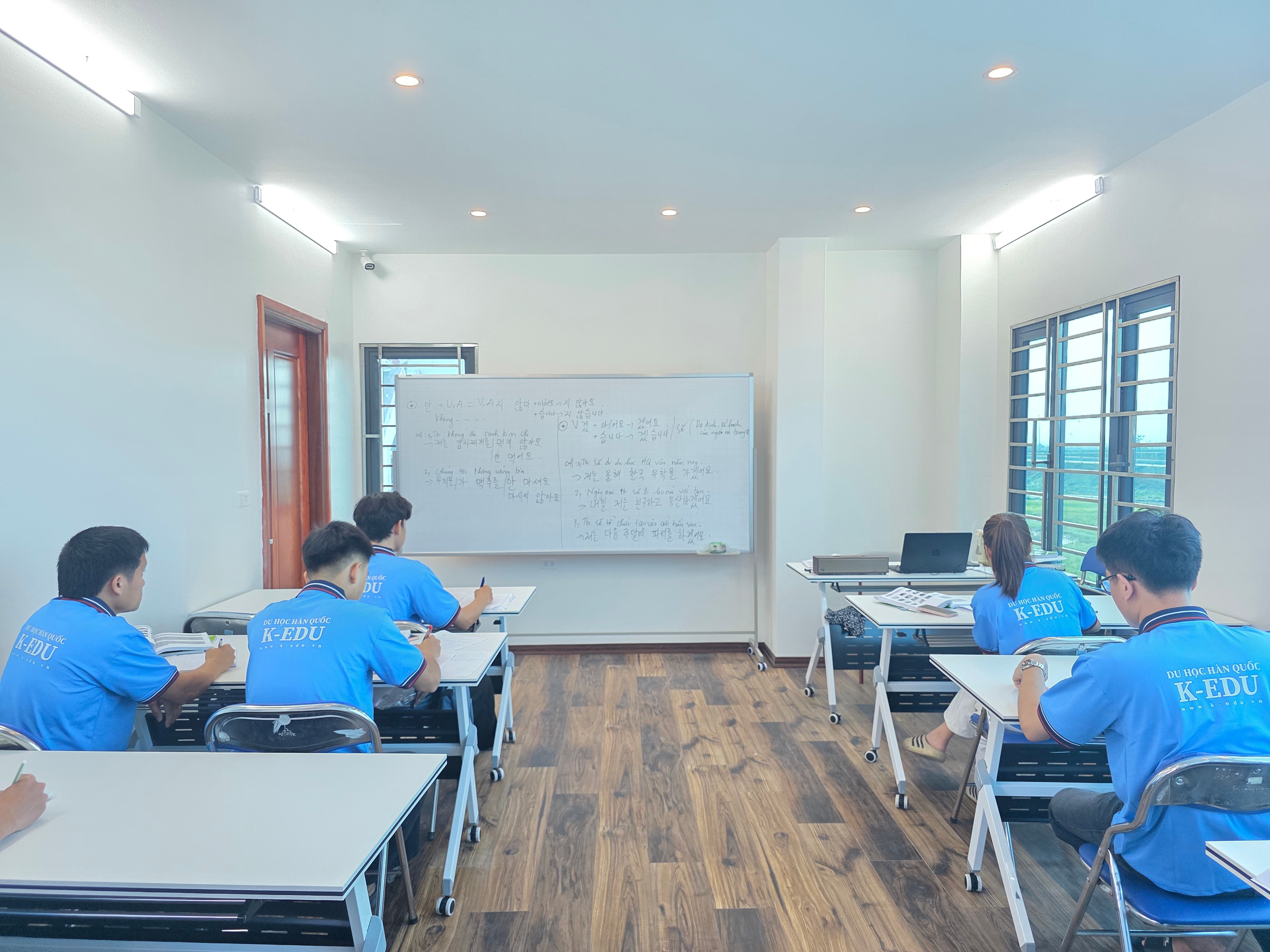 Cô giáo hướng dẫn ngữ pháp trên bảng