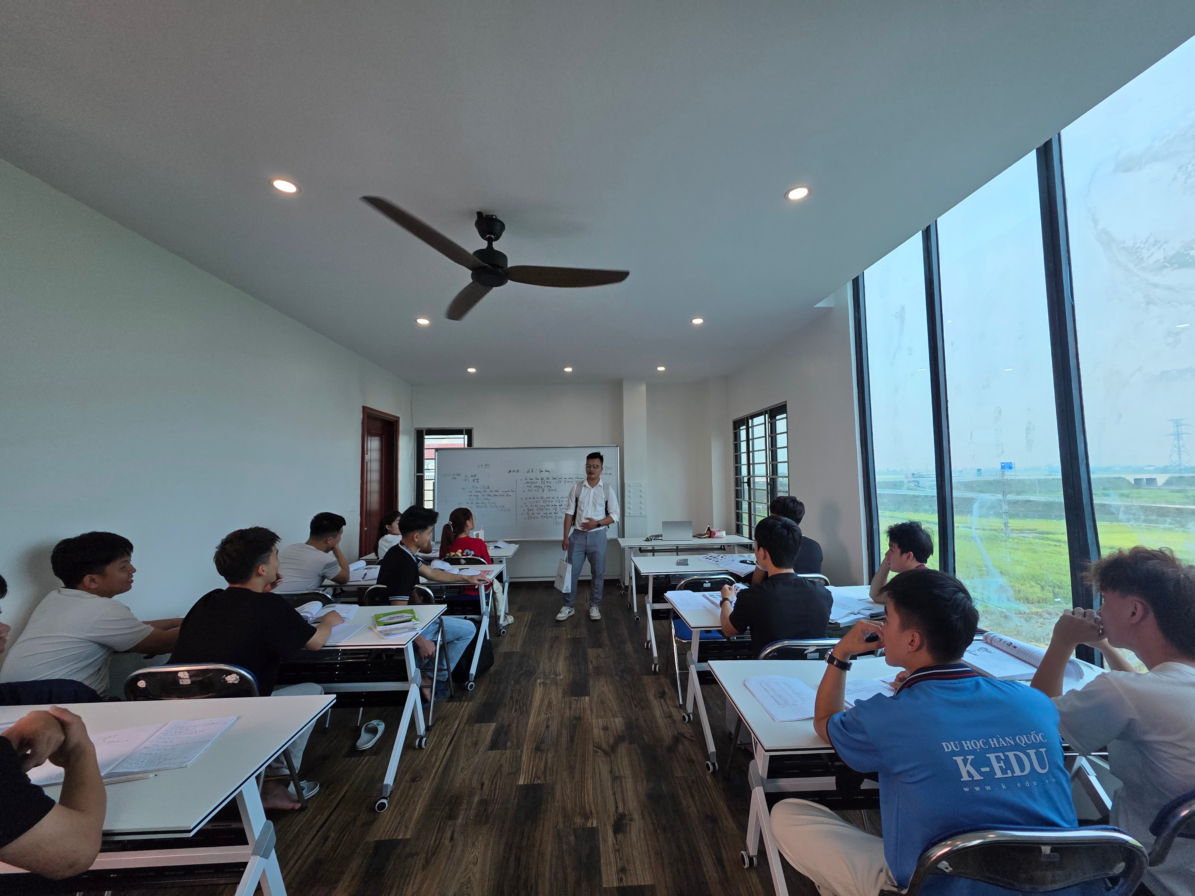 Phòng học mới hiện đại, đầy đủ trang thiết bị